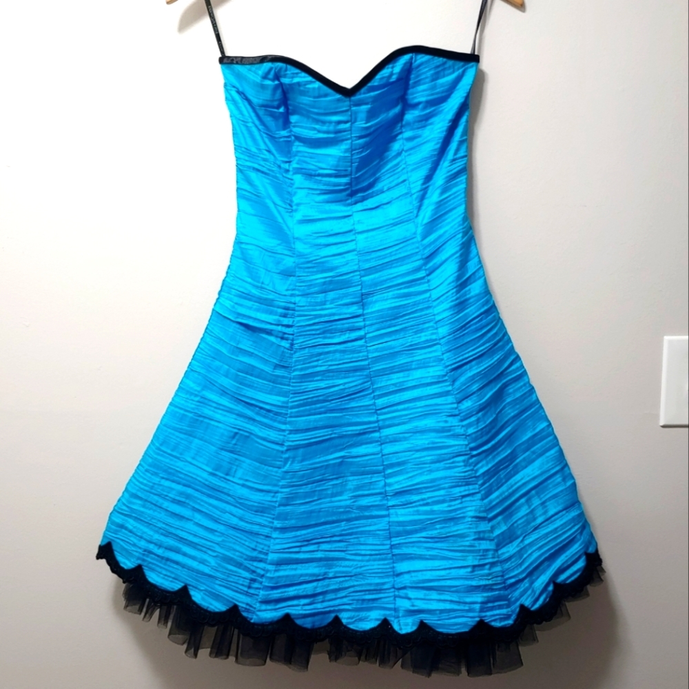 Gunne Sax-Jessica McClintock Strapless Semi-Formal/Formal Dress. Size 3.